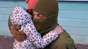 Επτάχρονη έσπασε τον κουμπαρά της για να αγοράσει αλεξίσφαιρο γιλέκο για έναν στρατιώτη