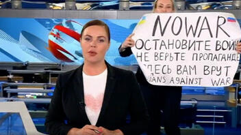 «Ουδέν νεώτερον» για την τύχη της Ρωσίδας δημοσιογράφου που ύψωσε το αντιπολεμικό πλακάτ