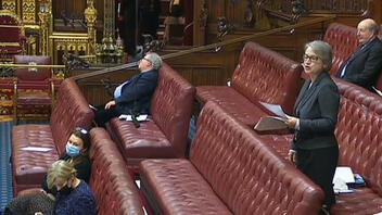 Βουλευτής έγειρε και αποκοιμήθηκε την ώρα της συνεδρίασης της βουλής