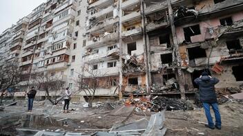 Η Ρωσία βομβαρδίζει πόλεις για να σκοτώσει αμάχους, λέει σύμβουλος του Ζελένσκι