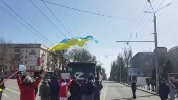 Χερσώνα: Πολίτες διώχνουν ρωσικά στρατιωτικά οχήματα