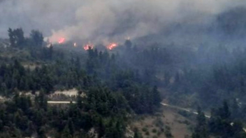 Μαίνεται η μεγάλη πυρκαγιά στη Χαλκιδική - Στη μάχη 4 Canadair