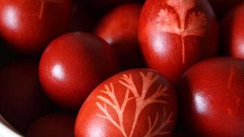 Kόκκινο είναι το χρώμα της χαράς … κόκκινα και τα αυγά της Μεγάλης Πέμπτης !
