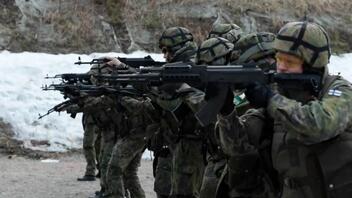 Πολίτες εκπαιδεύονται στη χρήση όπλων στη Φινλανδία