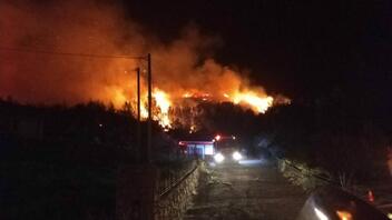 Μαίνεται η φωτιά κοντά στο Λιβαδάκι – Εκκενώθηκε προληπτικά το χωριό