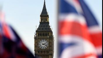 Βρετανία: Μια ανθρώπινη αλυσίδα στο κοινοβούλιο