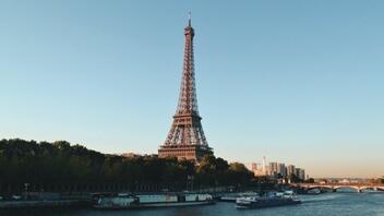  Στο σκοτάδι ο Πύργος του Άιφελ στο Παρίσι, σε ένδειξη πένθους για τον θάνατο της βασίλισσας Ελισάβετ Β’ 