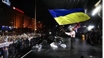 Ο Πολ ΜακΚάρτνεϊ εμφανίστηκε με τη σημαία της Ουκρανίας σε συναυλία