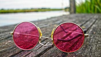 Γυαλιά ηλίου με χρώμα: H δημοφιλής τάση της σεζόν