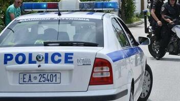 Επίθεση με καδρόνια σε περιπολικό της ΕΛΑΣ έξω από το Οικονομικό Πανεπιστήμιο Αθηνών