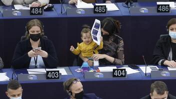 Το Ευρωκοινοβούλιο αποφάσισε: Τέλος η ανισότητα στις αμοιβές μεταξύ ανδρών και γυναικών