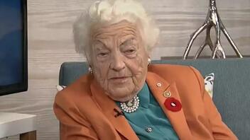 Γιαγιά 101 χρονών αναλαμβάνει διευθύντρια στο αεροδρόμιο του Τορόντο!