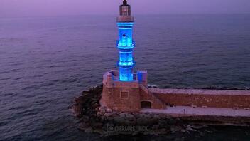 Χανιά: Στα μπλε χρώματα για το Make-A-Wish ο Φάρος στο Ενετικό λιμάνι