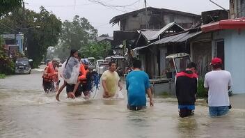 «Σαρώνει» τις Φιλιππίνες η τροπική καταιγίδα «Μέγκι»