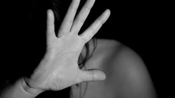 Χειροπέδες σε 36χρονο για κακοποίηση της συζύγου του