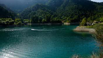 Λίμνη Τσιβλού: Ένας παράδεισος που δημιουργήθηκε από μια καταστροφή -Το «θαμμένο χωριό» στα νερά της