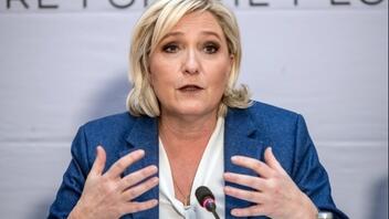 Η Λεπέν κατηγορεί τον Μακρόν ότι θέλει να κάνει τη Γαλλία να μπει «σε πόλεμο» με τη Ρωσία