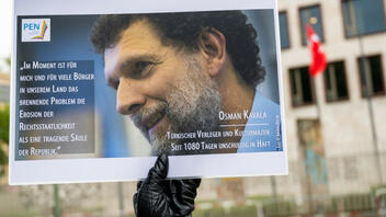 Ο Τύπος στη Γαλλία καταδικάζει την ισόβια κάθειρξη του Οσμάν Καβαλά στην Τουρκία