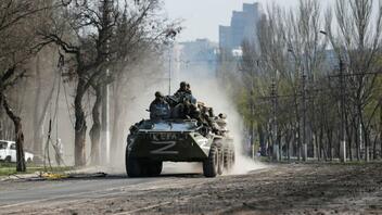 Μπαράζ εκρήξεων στην Ουκρανία: Εικόνες φρίκης στη Μαριούπολη