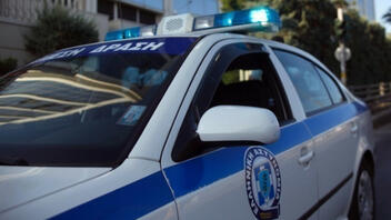 Δύο συλλήψεις για απόπειρα φθοράς στα γραφεία της ΝΔ στη Γλυφάδα 