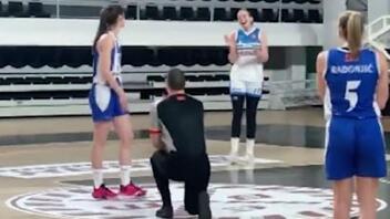 Διαιτητής διέκοψε αγώνα μπάσκετ γυναικών... και έκανε πρόταση σε παίκτρια!