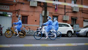 Κορωνοϊός: Μαζικά τεστ στο Πεκίνο, 52 θάνατοι σε 24 ώρες στη Σαγκάη