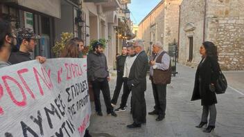 Υποδοχή με διαμαρτυρίες στον πρώην υπουργό Κώστα Γαβρόγλου