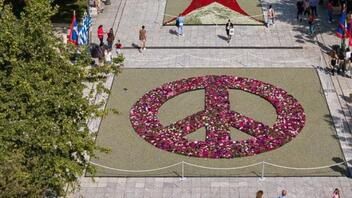 Μήνυμα για ειρήνη στην Ουκρανία «στέλνει» το Σύνταγμα με 13.600 λουλούδια