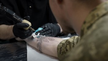 Οι Ουκρανοί κάνουν τατουάζ για τον πόλεμο, για να θυμούνται τι περνούν