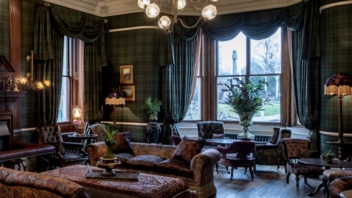 Το ατμοσφαιρικό ξενοδοχείο στη Σκωτία που θυμίζει το δωμάτιο του Σέρλοκ Χολμς