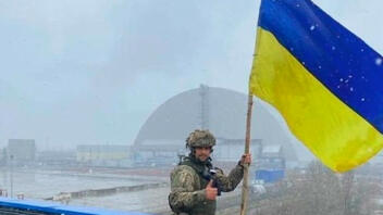 Ουκρανός στρατιώτης στο Τσερνόμπιλ ενώ αποχωρούν οι Ρώσοι 
