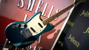 Η κιθάρα από μουσικό βίντεο των Nirvana και άλλα αντικείμενα του Κερτ Κομπέιν σε δημοπρασία