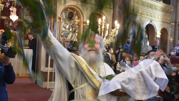 Έκανε την πρώτη Ανάσταση ο “ιπτάμενος ιερέας” που γίνεται viral κάθε χρόνο