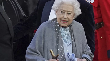 Εμφανίστηκε με το μπαστούνι της η βασίλισσα Ελισάβετ -Εορτασμοί για τα 70 χρόνια στο θρόνο