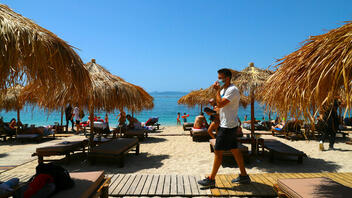 Ελληνικός τουρισμός: «Πολλοί πελάτες, λίγοι εργαζόμενοι»