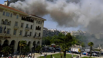 Φωτιά στη Θεσσαλονίκη: Αποσωληνώθηκαν οι δύο άντρες που εισέπνευσαν μεγάλη ποσότητα καπνού