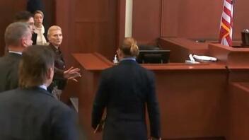 Άμπερ Χερντ: Απομακρύνεται τρομαγμένη από τον Ντεπ στο δικαστήριο