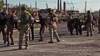 Ανταλλαγή αιχμαλώτων στην Ουκρανία: Ανάμεσα στους 215 απελευθερωθέντες είναι αξιωματικοί που συμμετείχαν στη μάχη στη χαλυβουργία Αζοφστάλ 