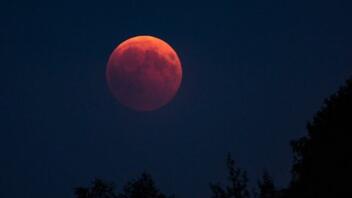 Πανσέληνος Μαΐου με έκλειψη Σελήνης: Πότε θα δούμε το "Ματωμένο Φεγγάρι"