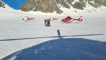 Κατέρρευσε κομμάτι παγετώνα- Παρασύρθηκαν 17 ορειβάτες, δύο νεκροί