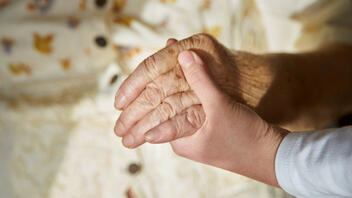 «Ξάφρισε» πάνω από 77.000 ευρώ από ηλικιωμένη με πρόσχημα υποτιθέμενη απολύμανση λόγω κορωνοϊού 
