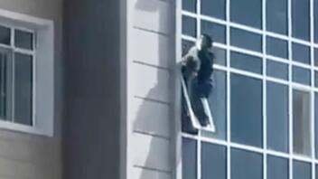 Άνδρας έσωσε τρίχρονο κοριτσάκι που κρεμόταν από τον 8ο όροφο πολυκατοικίας
