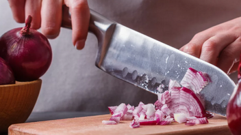 Πώς θα κόψετε κρεμμύδια χωρίς να κλάψετε -Το απλό κόλπο με το χαρτί κουζίνας 