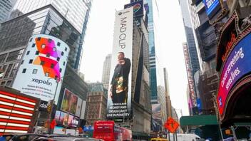 Mad Clip: Η μορφή του ράπερ φιγουράρει στην Times Square της Νέας Υόρκης