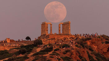 «Μάγεψε» η πανσέληνος και η ολική έκλειψη Σελήνης - Δείτε εικόνες 
