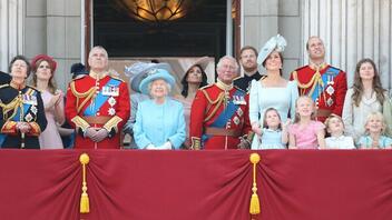 Βασίλισσα Ελισάβετ: Απέκλεισε Χάρι και Άντριου από το μπαλκόνι του Μπάκιγχαμ 