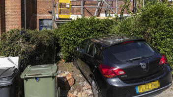 Αυτοκίνητο «καρφώθηκε» πάνω σε τοίχο του σπιτιού του Μπόρις Τζόνσον