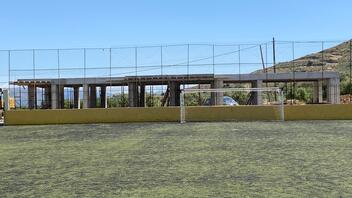 Συνεχίζονται οι εργασίες κατασκευής των αποδυτηρίων στο γήπεδο Πόμπιας
