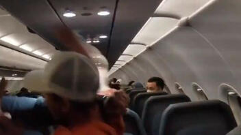 Θώπευσε και επιτέθηκε σε αεροσυνοδούς μέσα σε πτήση - Δείτε βίντεο 