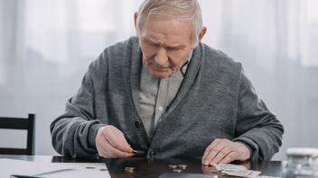 Εισφορές τριών ταχυτήτων – Τι αλλάζει για 100.000 συνταξιούχους που εργάζονται